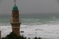 صور: أمواج البحر تُلاطم رمال شواطئ مدينة يافا 